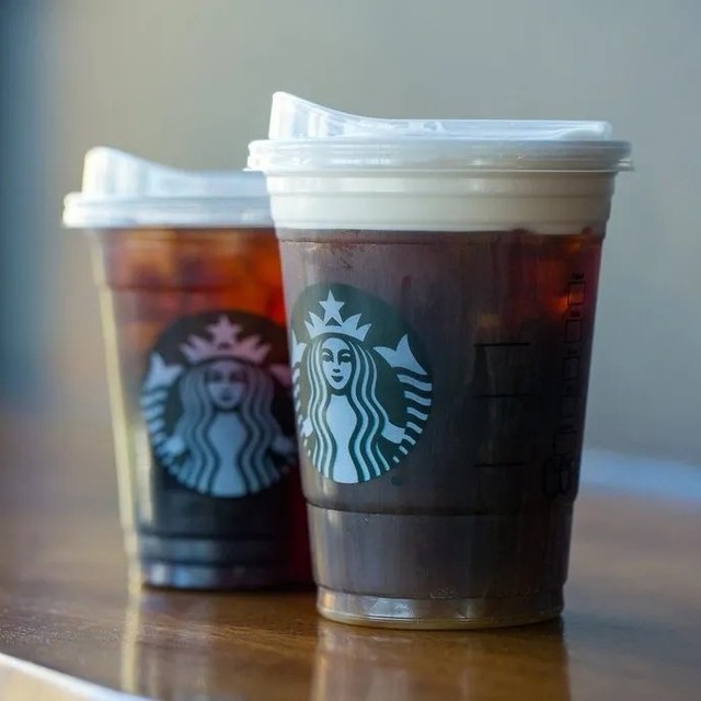 Factory Custom logo Juice Plastic Cup with Lid 14oz Eco Plastic Cup Strawless Plastic Cup with Sip Lid