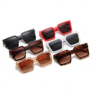 Gafas de Sol Cuadradas Negras Retro de Moda 2021 Personalizadas, Gafas de Sol Extra Grandes con Protección UV400 para Mujer - Product Image 4