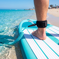 Laisse de surf enroulée turquoise en gros pour paddleboard, cordon spiralé premium de 10 pieds et 7 mm avec coussinet de confort, usine OEM, CE & BSCI