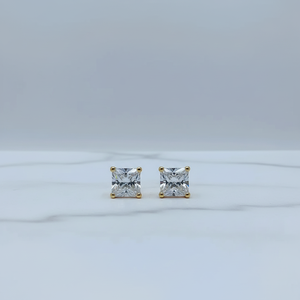 Elegantes Pendientes de Zirconia con Corte Princesa en Oro de 18K para Mujer, con una Brillante Piedra Solitaria y Cierre de Rosca Seguro - Product Image 2