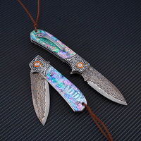 Couteau pliant personnalisé en acier Damas et laiton, couteau de survie et de chasse pour activités de plein air, manche en coquille colorée, cadeau pour femme DM044