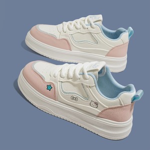 Ces baskets blanches à semelles souples sont un incontournable pour les filles branchées et un choix polyvalent pour les étudiants. - Product Image 3