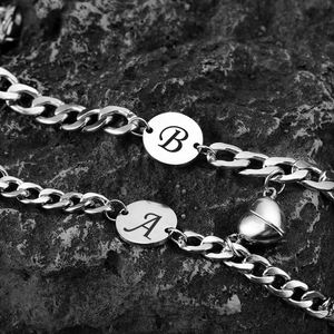 Bracelets de couple Hip Hop vintage en acier inoxydable étanche avec breloques lettres et aimants cœur, vente en gros - Product Image 5