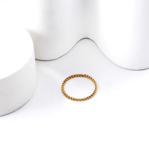 Anillo de Acero Inoxidable Chapado en Oro Personalizado por el Fabricante, Anillo de Boda Clásico para Mujer - Product Image 3