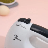 Mélangeur à main 150W Mini mélangeur à crème portable batteur à oeufs pas cher électrique 7 vitesses vitesse variable en plastique OEM processus alimentaire 0.95kg