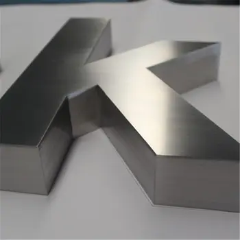 Segno di lettera fabbricato in acciaio inossidabile fabbricato in 3D con segni di vernice a pennello in oro titanio