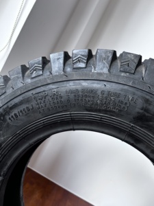 Neumático para Camión Ligero KUMA K702 8.25-16 de Alta Calidad, Nuevo, de Caucho Natural Negro, con 1 Año de Garantía - Product Image 3