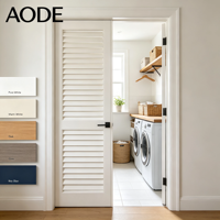 Porte intérieure de placard de buanderie moderne blanche à persiennes ventilées et lattes réglables, style américain intemporel