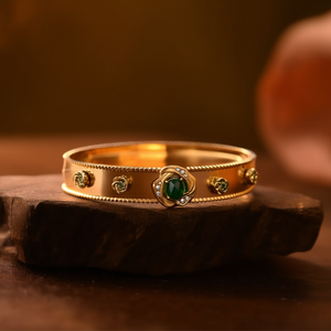 Brazalete de acero inoxidable chapado en oro fino con piedra verde y detalles de diamantes, elegante brazalete de joyería para mujer - Product Image 3
