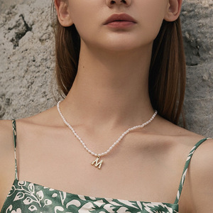 Collier ras <span class=keywords><strong>de</strong></span> cou délicat en perles <span class=keywords><strong>de</strong></span> culture d'eau douce véritable, perles <span class=keywords><strong>de</strong></span> rocaille, lettre initiale dorée A-Z, cadeau pour femme - Product Image 3