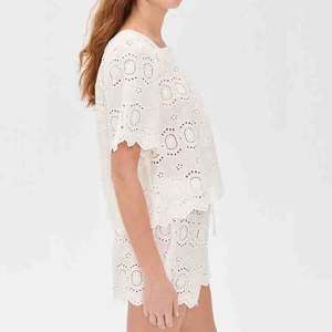 Ensemble deux pièces OEM personnalisé en coton 100% léger et luxueux, comprenant un haut à col carré style rétro avec bordure effet gelée et un short ajouré - Product Image 3