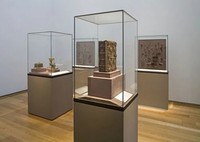 Vitrine d'exposition en acrylique sur mesure pour musée avec base laquée blanche et couvercle anti-poussière, vitrine d'exposition pour œuvres d'art et objets anciens pour galerie