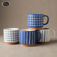 Tasse en céramique personnalisable peinte à la main avec motif à carreaux bleus et rayures, idéale pour un cadeau promotionnel