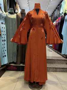 Abaya pour femmes de haute qualité et haut de gamme avec robe longue islamique, tissu doux au toucher et perles décoratives pour les occasions spéciales des femmes - Product Image 2