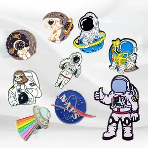 Produsen Kartun Astronot Kerah Pin Lencana Custom Planet Astronot Bintang Pesawat Lembut Keras Enamel Kerah Pin dan Lencana