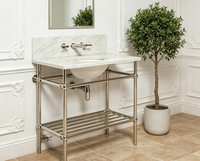 Meuble-lavabo en acier inoxydable chromé poli avec pieds pour grand plan de toilette postmoderne en Carrara et double vasque sous plan