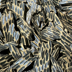 Copeaux de bois d'oud tigre du Vietnam de qualité supérieure pour les diffuseurs d'encens aromatique et d'aromathérapie - Product Image 1