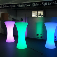 Ensemble de mobilier de patio extérieur certifié IP65 avec table et chaises en plastique éclairées par LED pour jardin ou bar - Mobilier d'extérieur adapté à la location