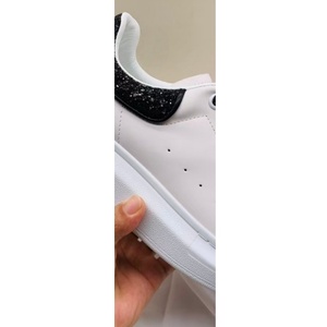 Zapatillas de moda estilo callejero americano, zapatos para caminar de suela gruesa blancos y modernos, de marca de lujo hechos a medida. - Product Image 2