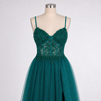 Robe de demoiselle d'honneur en tulle coupe trapèze à bretelles spaghetti, décolleté cœur, avec corsage orné d'appliques perlées et fente latérale haute