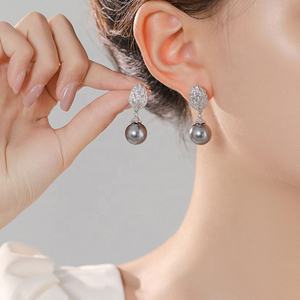 Boucles d'oreilles clous tendance géométriques en zircon gris argenté et nacre, design de luxe haut de gamme, plaqué or sur cuivre, cadeau - Product Image 1