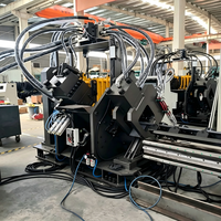 Ligne de production robuste pour le poinçonnage, le marquage et la cisaillement de profilés en acier, destinée aux ateliers de fabrication de grandes tours en acier profilé
