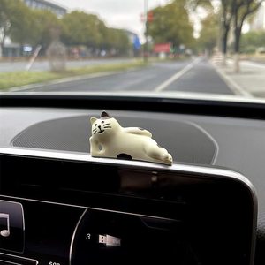 Décorations mignonnes en résine pour l'intérieur de la voiture, figurines de chat miniatures, accessoires pour tableau de bord et rétroviseur de voiture - Product Image 3