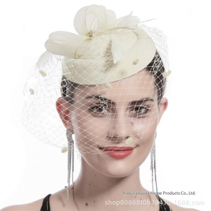 Accessoire capillaire transfrontalier européen-américain <span class=keywords><strong>pour</strong></span> mariée, avec plumes <span class=keywords><strong>de</strong></span> <span class=keywords><strong>coq</strong></span>, épingle à <span class=keywords><strong>cheveux</strong></span> en résille, bandeau style chapeau haut <span class=keywords><strong>de</strong></span> forme vintage et mini-perles - Product Image 6