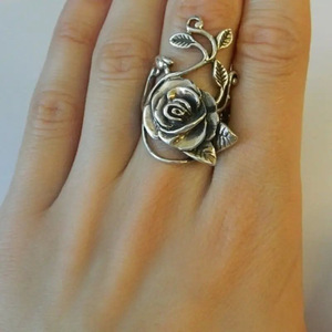 Anello Cocktail H383 con Fiore in Argento, Montatura a Castone, Romantico Anello da Donna per Uso Quotidiano - Product Image 1
