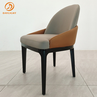Chaise de salle à manger en cuir PU au design luxueux, structure en tube métallique, mobilier de restaurant moderne, chaise de salle à manger en bois gris pour hôtel