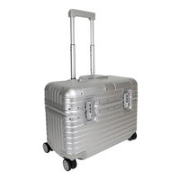 Valise trolley en aluminium rayée argentée avec deux poches en cuir, charnières robustes et roulettes silencieuses à 360° °   Roues
