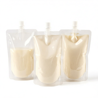 Pochettes souples transparentes personnalisées avec logo imprimé et bec verseur pour emballage de liquides (jus, boissons, lait)