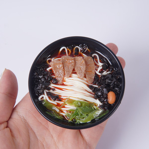 Llavero de Fideos de Arroz con Carne de Res Simulados - Divertido y Realista Modelo de Comida con Fideos Picantes de Res - Product Image 2