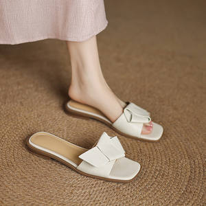 Sandalias planas de cuero de nuevo estilo para verano con tacones bajos, flores plegables, pantuflas casuales de punta cuadrada para mujer, diseño de punta abierta - Product Image 3