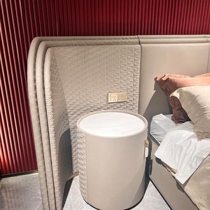 Set Completo di Mobili per Camera da <span class=keywords><strong>Letto</strong></span> <span class=keywords><strong>Matrimoniale</strong></span> in Stile Lusso Italiano, <span class=keywords><strong>Letto</strong></span> <span class=keywords><strong>King</strong></span>-<span class=keywords><strong>Size</strong></span> in Pelle con Schermo Largo, Arredamento per Villa Duplex - Product Image 3