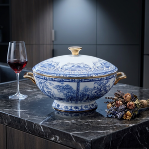 Soupière en céramique bleue et blanche classique de luxe sur mesure avec couvercle, motif paysager et bordure dorée, ensemble de vaisselle - Product Image 3