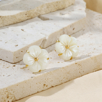 Exquisitos Pendientes Pequeños de Acero Inoxidable con PVD Dorado y Diseño Floral, de Alta Calidad, con Engaste de Garra y Concha Blanca, Pendientes de Flor de Moda