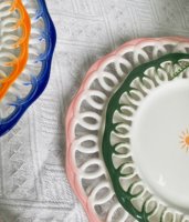 Vente en gros de vaisselle en céramique peinte à la main, assiettes de service en porcelaine avec bord évidé pour la maison et le restaurant