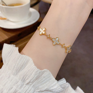 Pulsera de Eslabones de Latón Chapado en Oro con Trébol de Cuatro Hojas de Nácar, Diseño Único y Sencillo, Joyería al por Mayor - Product Image 4