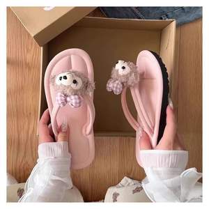 Tongs plates style plage avec semelles souples. Jolies pantoufles au style charmant pouvant être décorées avec des accessoires DIY. - Product Image 1