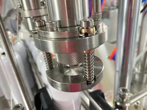 Máquina de llenado de aerosol de <span class=keywords><strong>aceite</strong></span> <span class=keywords><strong>lubricante</strong></span> <span class=keywords><strong>WD</strong></span> <span class=keywords><strong>40</strong></span> para productos de automóviles - Product Image 2