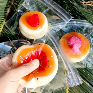 ของเล่นบีบสตรอว์เบอร์รีซูเฟล่ ของเล่นบีบครีมชีสพัฟเค้ก ของเล่นบีบขนมหวาน ของเล่นคลายเครียด เหมาะสำหรับผู้ใหญ่และเด็ก - Product Image 1