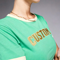 Ensemble tendance streetwear pour femme : haut court à imprimé métallique et technique gaufrée, avec bordure contrastante et pantalon évasé assorti