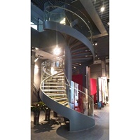 Escalier de villa moderne de luxe avec éclairage LED intérieur, poutre en acier, garde-corps en verre et câble métallique, marches en bois massif