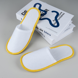 Pantuflas de Felpa Baratas Directas de Fábrica con Ribete Amarillo, Venta al Por Mayor a Bajo Precio - Product Image 1