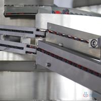 Machine de remplissage, bouchage et sertissage de flacons à grande vitesse