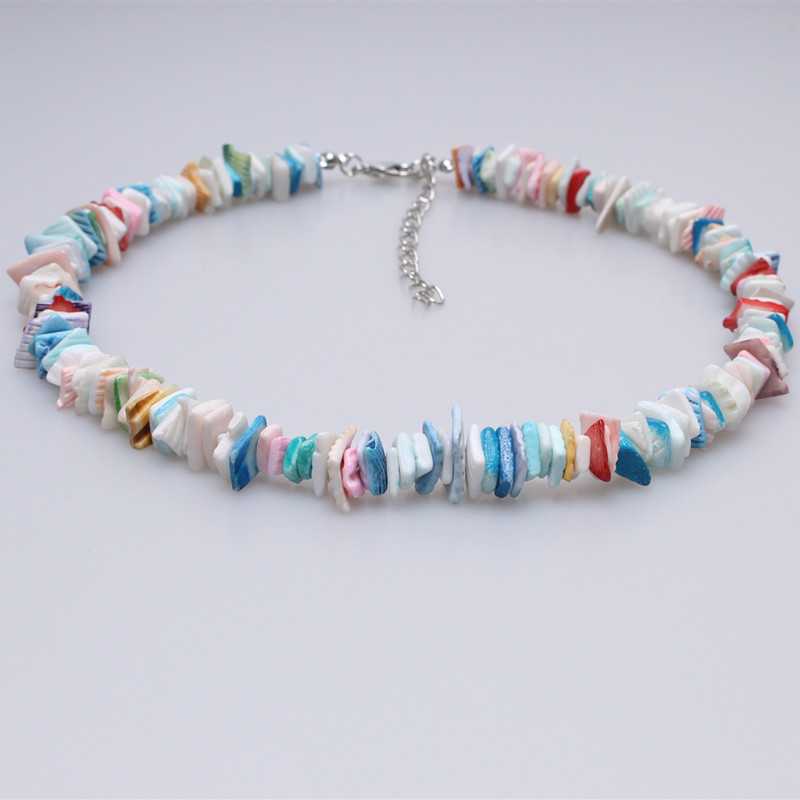 Collar de cuentas de conchas trituradas