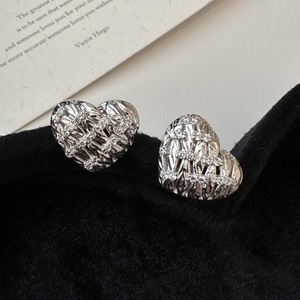 Pendientes de Corazón Texturizados de Oro de 18K y Plata de Ley S925 de Estilo Retro Francés, Lujo Ligero, Simplemente Modernos con una Dulce Personalidad - Product Image 5