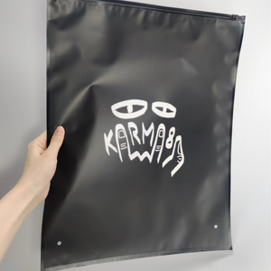 ถุงซิปล็อคใส่เสื้อผ้าแบบกำหนดโลโก้เองได้ ผลิตจากวัสดุรีไซเคิล  สำหรับจัดส่งและบรรจุภัณฑ์เสื้อผ้า - Product Image 3