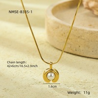 Collier ras du cou en acier inoxydable plaqué or 18 carats avec pendentif en forme de C incrusté de perles et breloque géométrique pour femme (NL839)